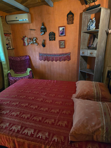 Bedroom 3, Gite et meubles du Tour du monde, Païta