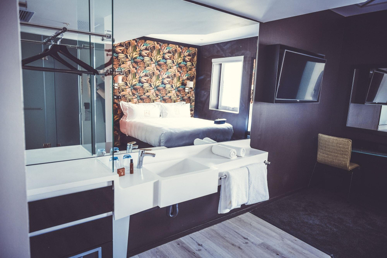 Bathroom 4, Hotel Sky Sandton, City of Johannesburg