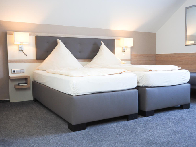 Bedroom 3, Hotel zur Burg Nurburg Large car park, Ahrweiler