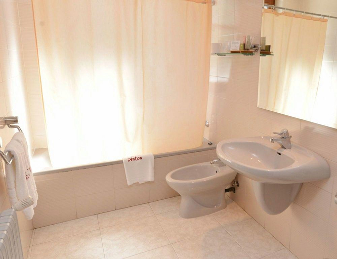 Bathroom 4, San Anton, Huesca