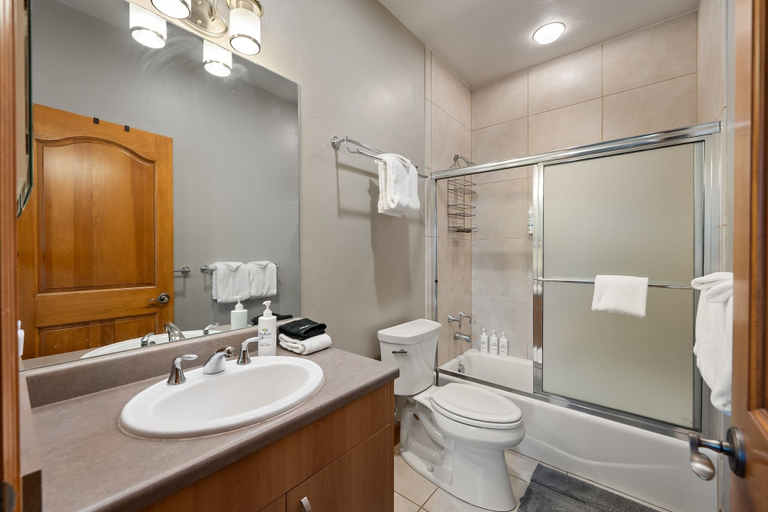 Bathroom, Ski Inn Condo 1 Bedroom Condo, Grand