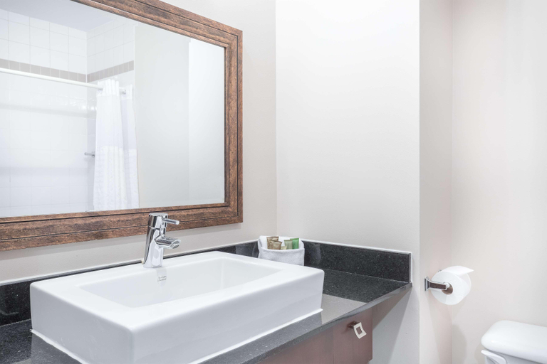 Bathroom 3, Hotel Ambassadeur, Communauté-Urbaine-de-Québec