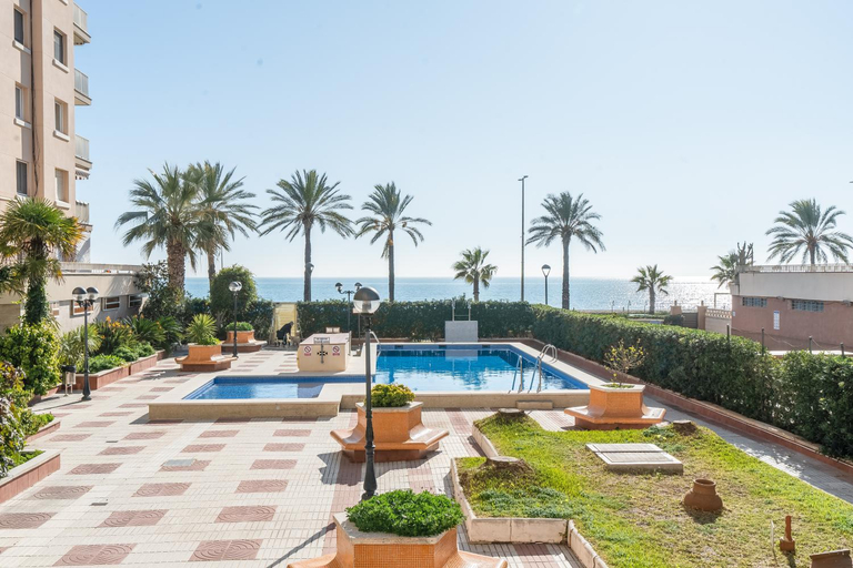Sport & Beauty 2, Sea front Apartment with 2 Pools and Large Terrace, Tarragona