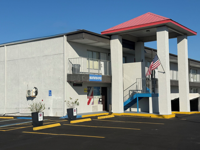 Exterior & Views 2, Englewood Inn & Suites, Charlotte