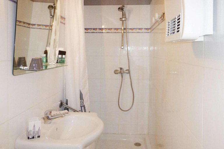 Bathroom 3, Cottage in Bellegarde near Camargue Reserve, Gard