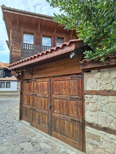 Exterior & Views