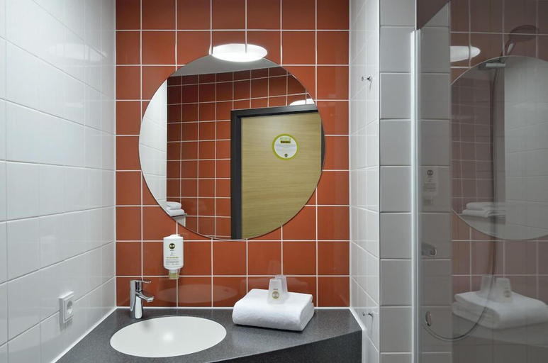 Bathroom 5, B&B Hotel Magdeburg-City, Magdeburg