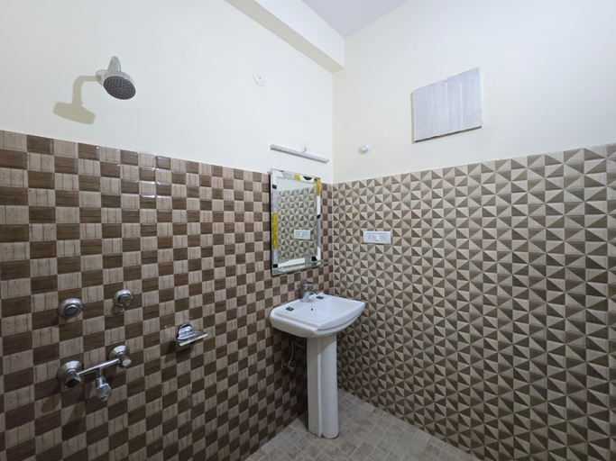 Bathroom 2, Hotel Naddi Heights, Kangra