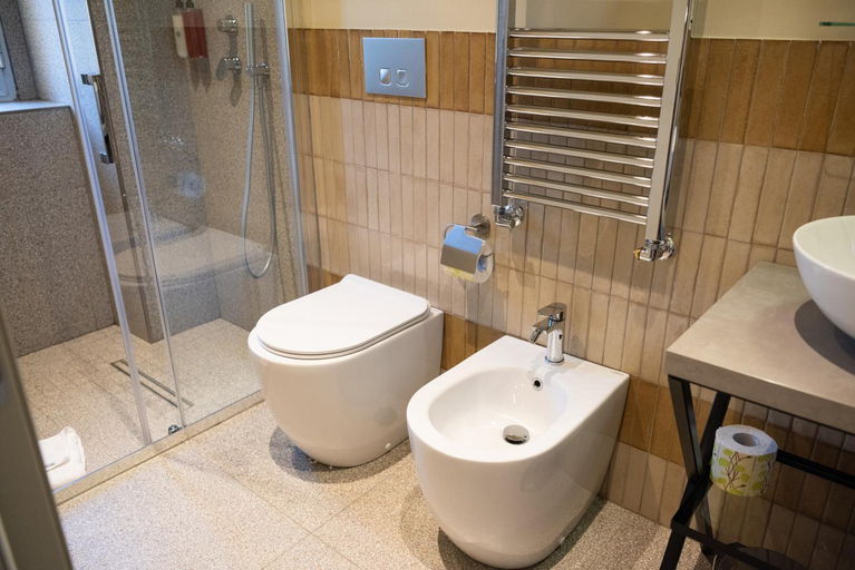 Bathroom 4, Residenza Leone XIII, Rome