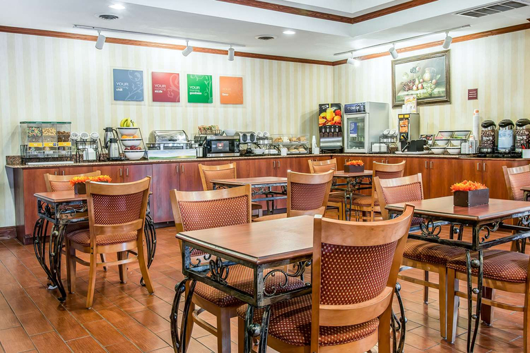 Food & Drinks 4, Quality Inn & Suites Ann Arbor Hwy 23, Washtenaw