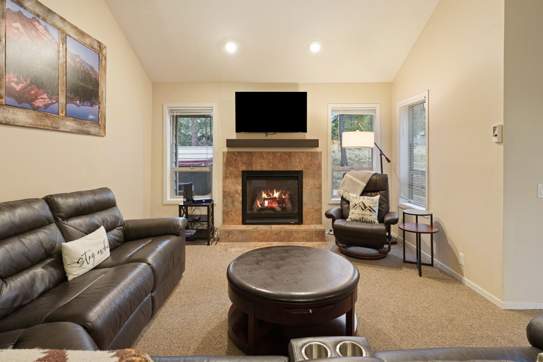 Living area 4, Poplar 32 3 Bedroom Home, Deschutes