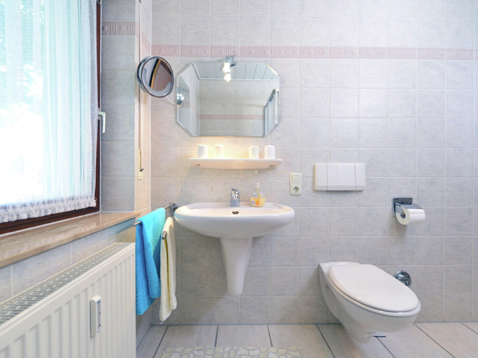 Bathroom 3, Moderne Ferienwohnung mit Garten in Eimelrod, Waldeck-Frankenberg