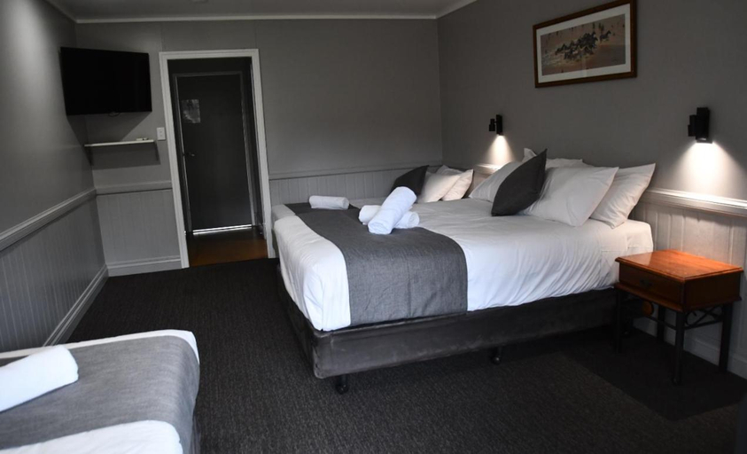 Others 2, Leichhardt Hotel, Taroom