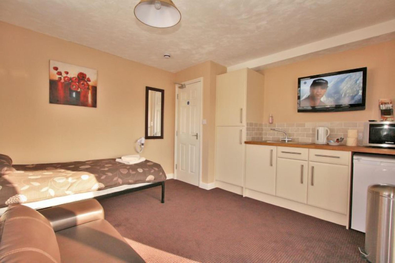 Bedroom 2, Central Studios Tennyson Road by Roomsbooked, Gloucestershire