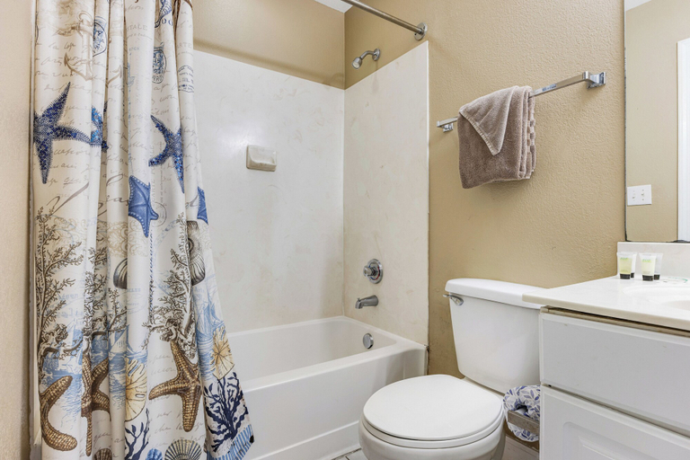 Bathroom 5, Tidewater, Bay