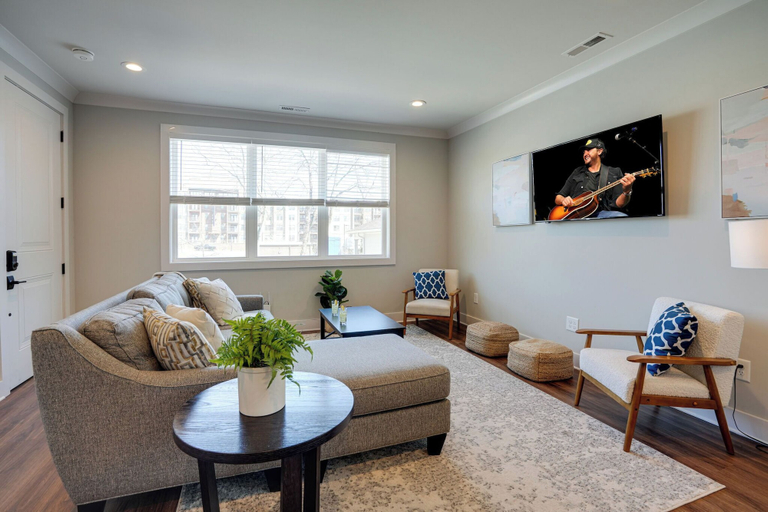 Front of property, Modest Melrose - 5 Mins to Broadway - Rooftop Deck, Davidson