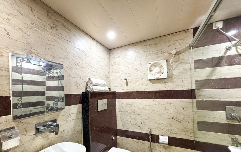 Bathroom 4, Hotel Diamond Palace, Varanasi
