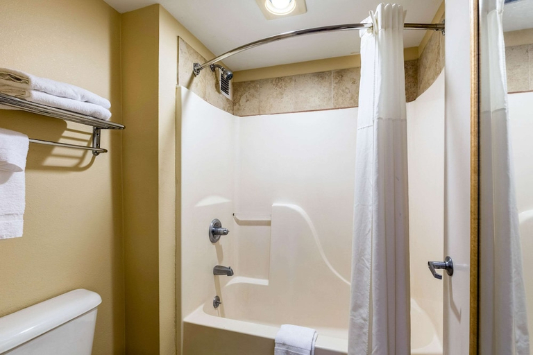 Bathroom 4, Quality Inn Alexandria, Rapides