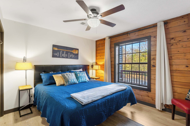 Room 3, Rustic Shore Cabin Stay for 6, Taney