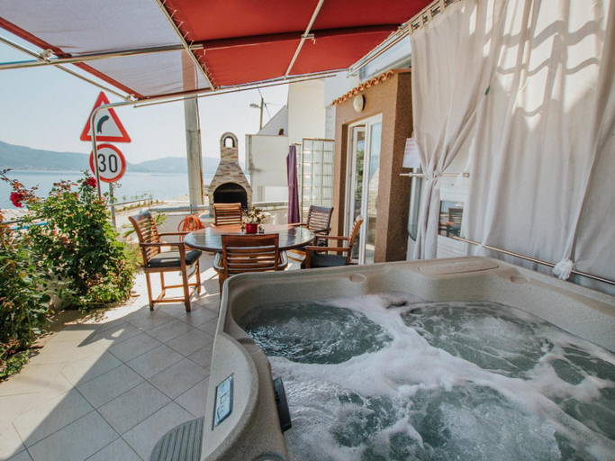 Sport & Beauty 2, Holiday Home in Arbanija with Sea Views, Trogir