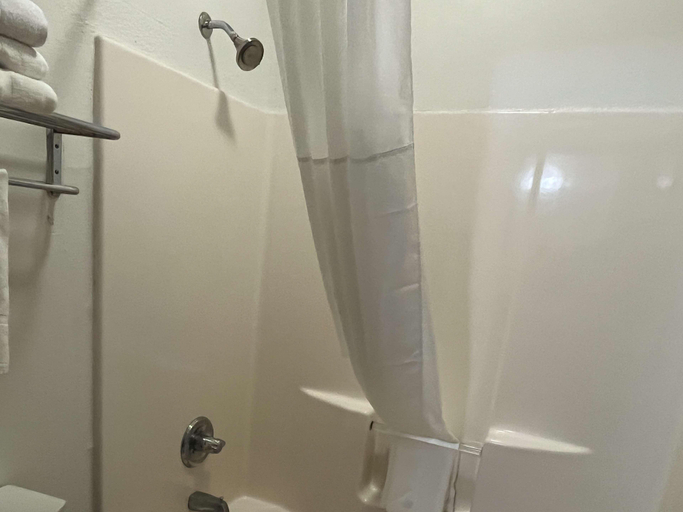 Bathroom 4, Motel 6 Portland, IN, Jay