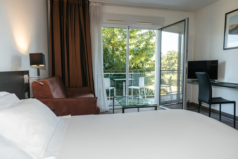 Bedroom 2, WESTOTEL LIFE NANTES CARQUEFOU, Loire-Atlantique