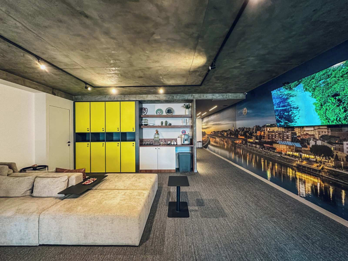 Others 5, Circel of 2, Belgrade