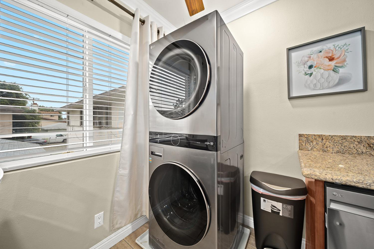 Bathroom 3, Bright & Cozy Getaway ☼ 10min to Downtown LA ☼ Pkg, Los Angeles