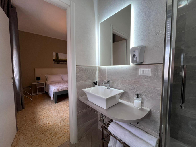 Bathroom 3, Vacanze Pisane, Pisa