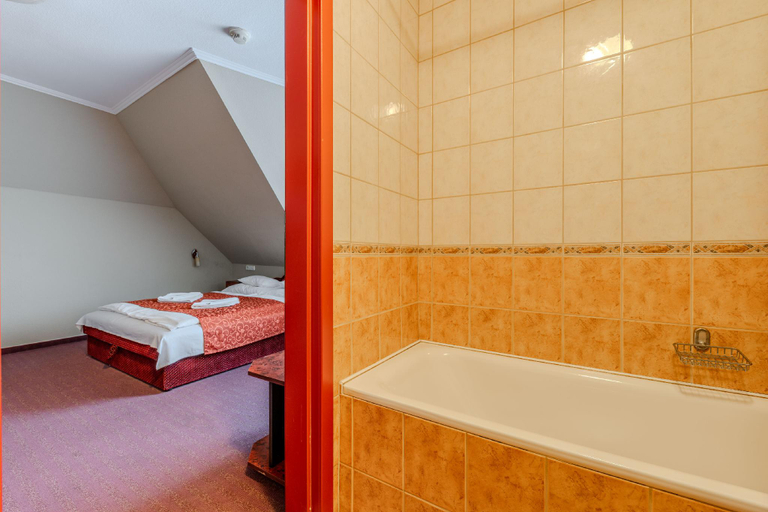 Bathroom 3, Hotel Palota City, Budapesti