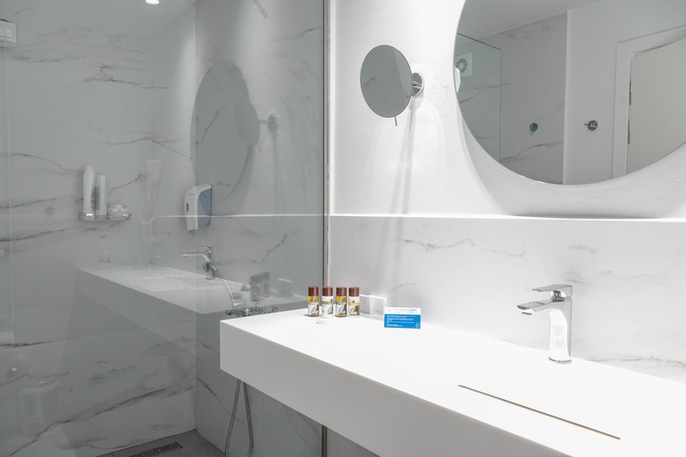 Bathroom 2, Dore Hotel, Crete