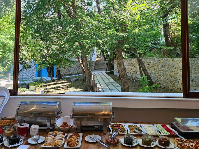 Food & Drinks, Green Hill Apartments