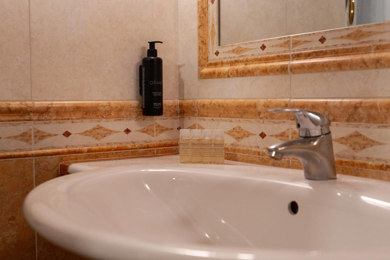 Bathroom 3, La Valle dei Laghi, Treviso