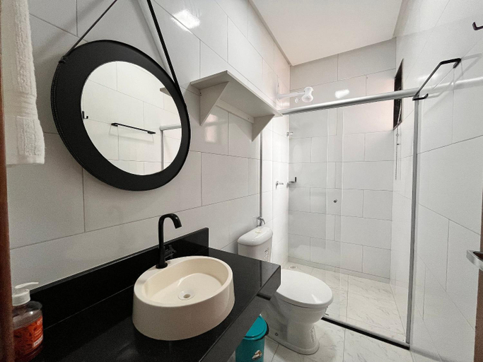 Bathroom 4, 500m da Praia de Taperapuan | Piscina | Ar | Wi-Fi, Porto Seguro