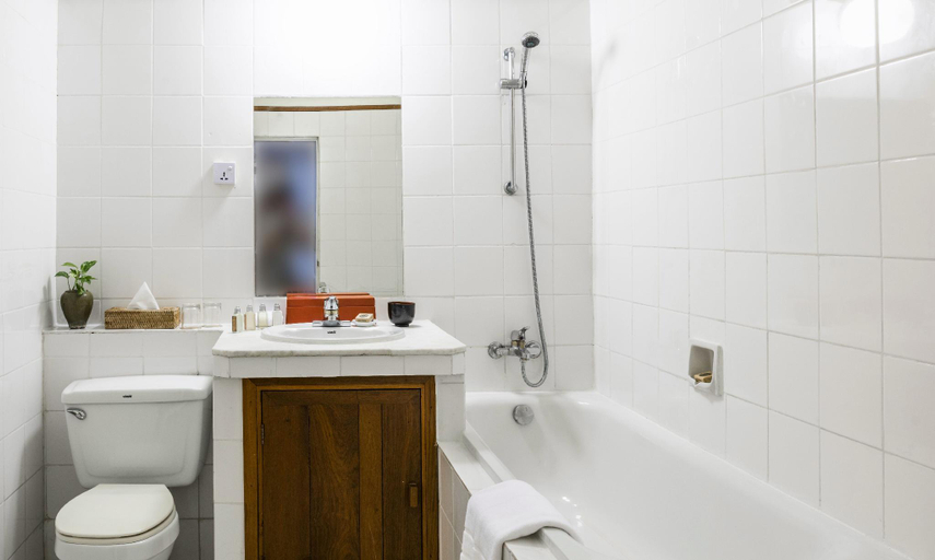 Bathroom, Inya Lake Hotel, Yangon
