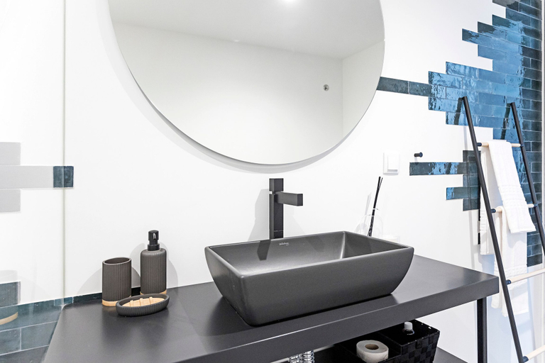 Bathroom 2, Regras Apartments & Garden A7 by Benefit Collection, Porto