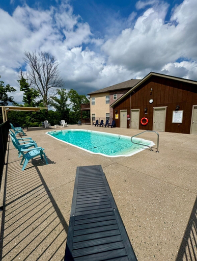 Sport & Beauty 4, Lakefront Vacation Condo A-1 with Large Private Balcony by RedAwning, Taney