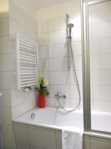 Bathroom 5, H+ Hotel 4Youth, Berlin