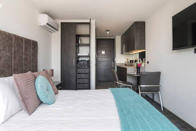 Room, depto de Lore, Santiago