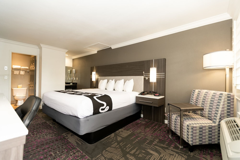 Bedroom 3, Rodeway Inn San Jose HWY-101 Tully Rd Exit, Santa Clara