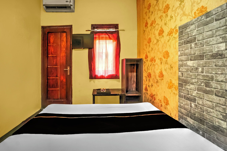 Room 2, OYO 95043 Guest House Adel's, Malang