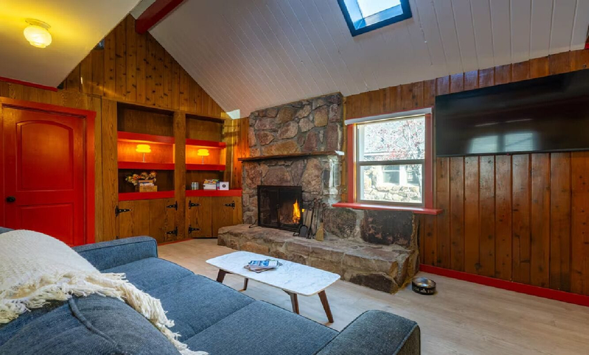 Living area 4, Arkouda Cabins, San Bernardino