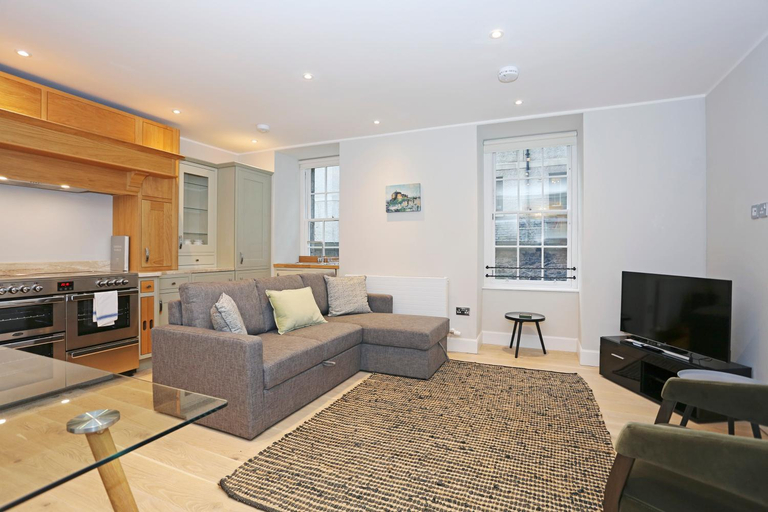 Others 2, ALTIDO Modern and Airy flat on the Historic Royal Mile, Edinburgh