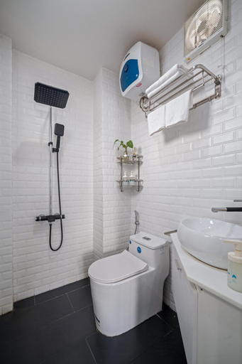 Bathroom 2, La Holly Home, Huế