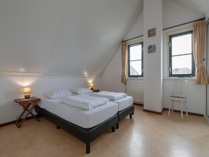 Bedroom 2, De Buitenplaats 97 villa for 5-people near beach, Zijpe