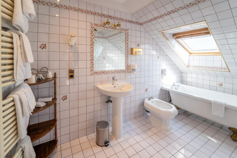 Bathroom 3, La Diligence, Calvados