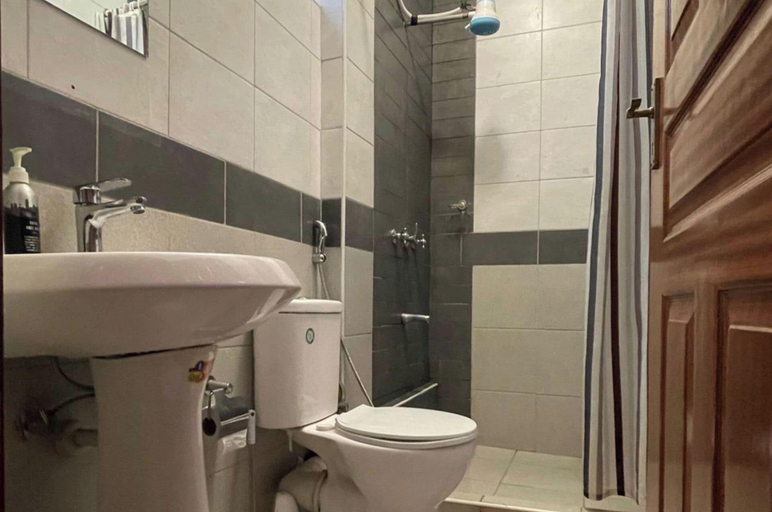 Bathroom 5, 1 Bed Apt Sleeps 2 - Indoor Pool - Enclosed Garden, Langata