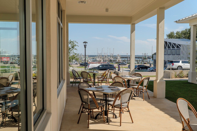 Outdoor dining, Pass Bungalows, Harrison