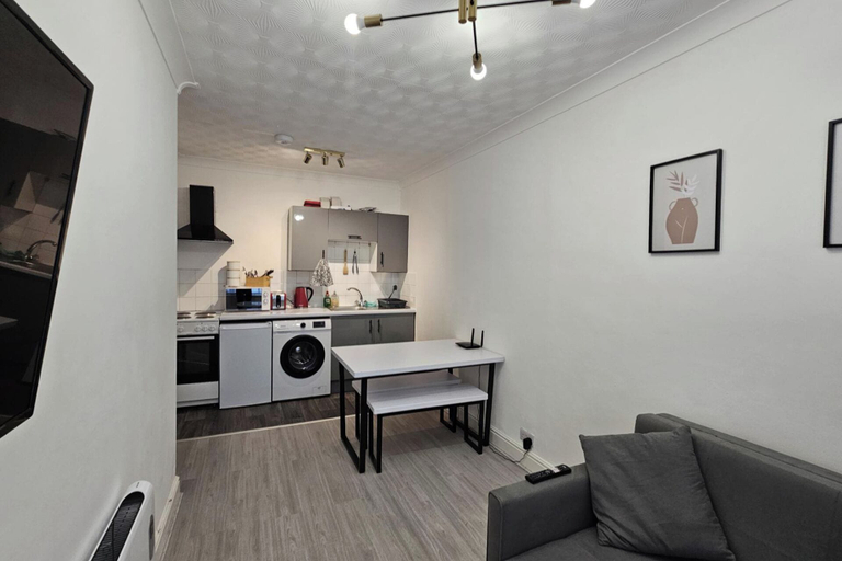 Others 5, Stylish 1 Bedroom Flat Near Bridgend Town Centre, Bridgend