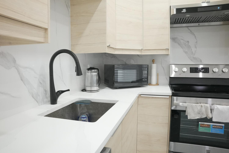 Others 5, New Luxury Walkout Suite Near University-BY ROOM, Division No. 6